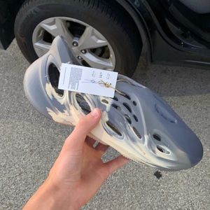 Yeezy foam runner moon grey